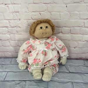 VTG 1980’s Cabbage patch kids Grandma doll with yard hair & dimples